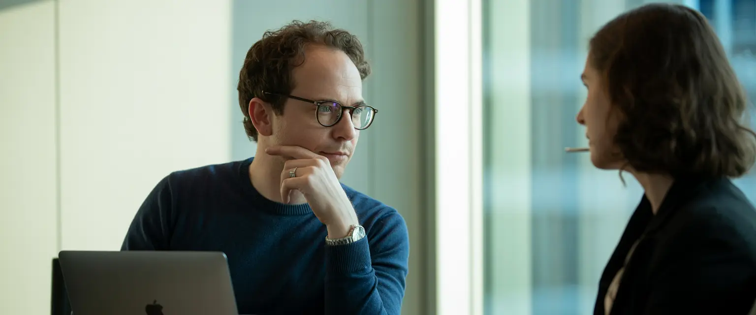 técnico informático realizando mantenimiento nacional, infraestructura de red empresarial distribuida, soporte técnico presencial en oficinas España, centro de procesamiento datos empresarial seguro, equipo consultoría tecnológica cobertura nacional